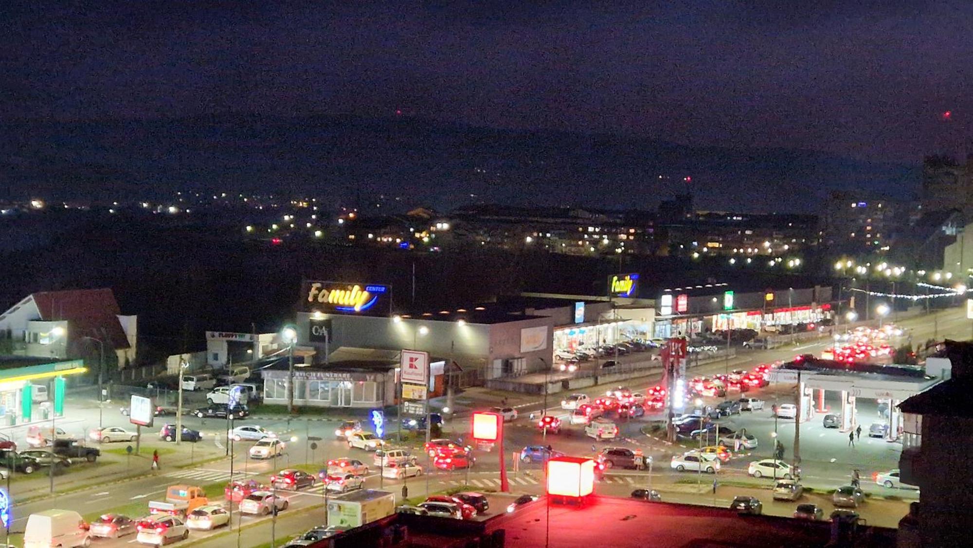 Central Modern View Ap Râmnicu Vâlcea Esterno foto