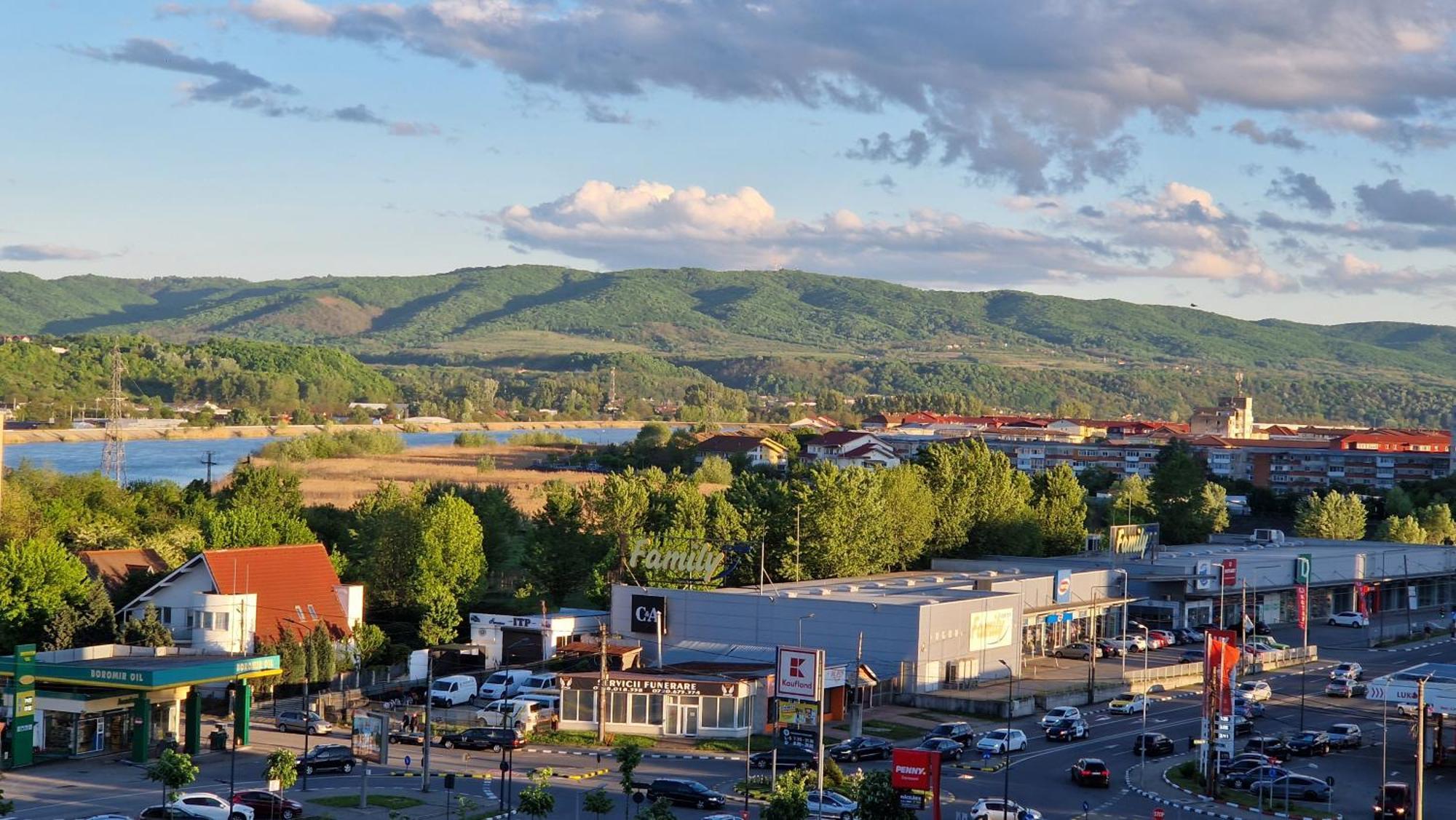 Central Modern View Ap Râmnicu Vâlcea Esterno foto